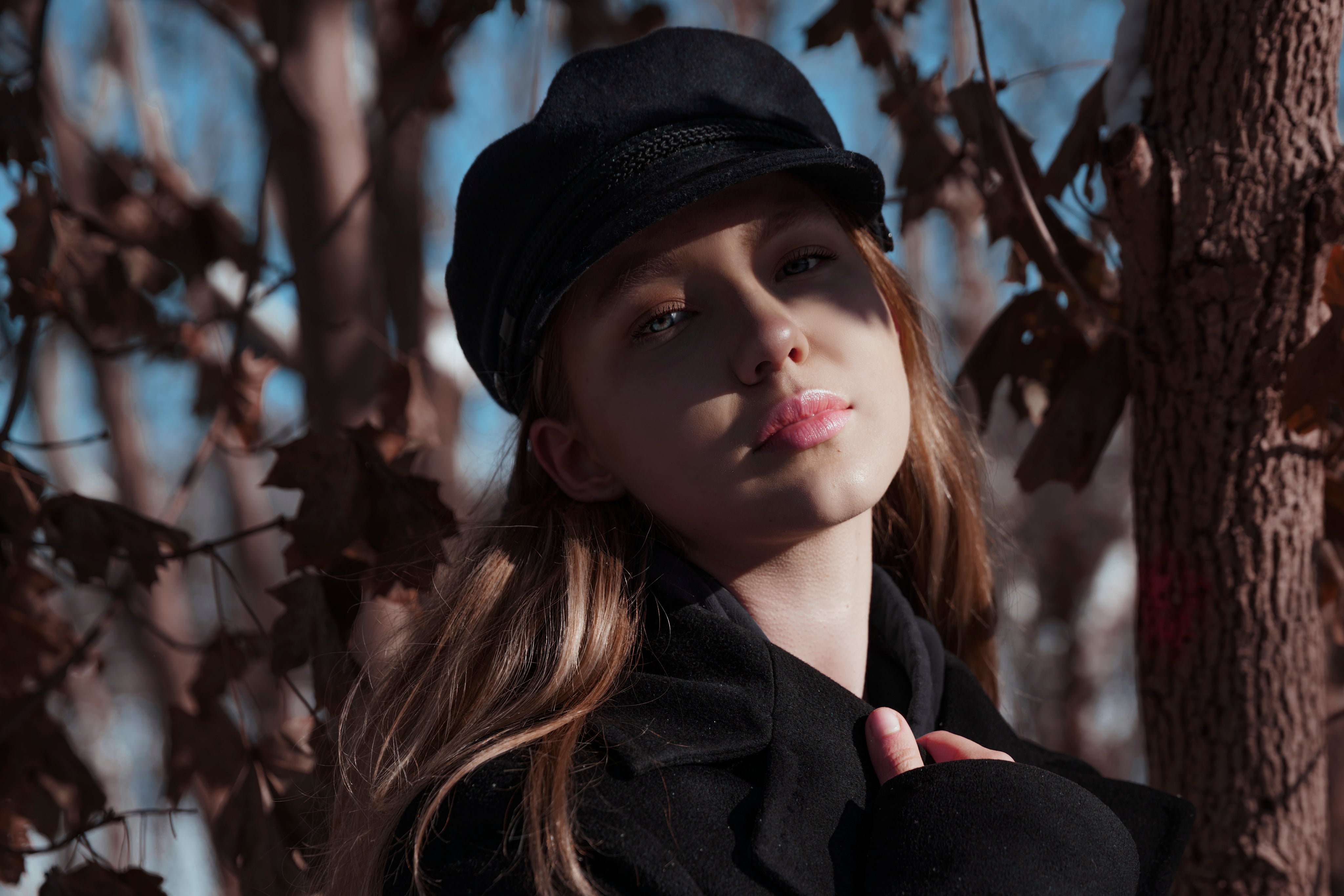 files/blond-woman-in-black-cap.jpg